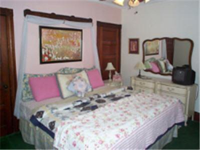 Queen Room with Private Bathroom