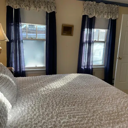 Modern Cottage Downtown Npt-Waites Wharf Cottage Re05618-Str-2