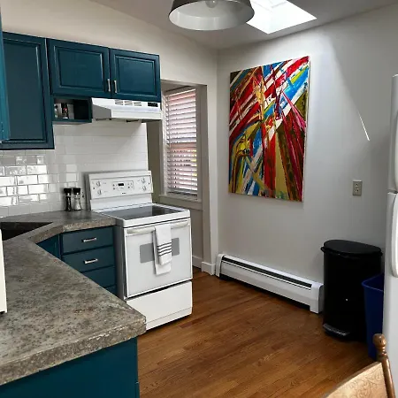 Newly Renovated Cottage On Thames-3