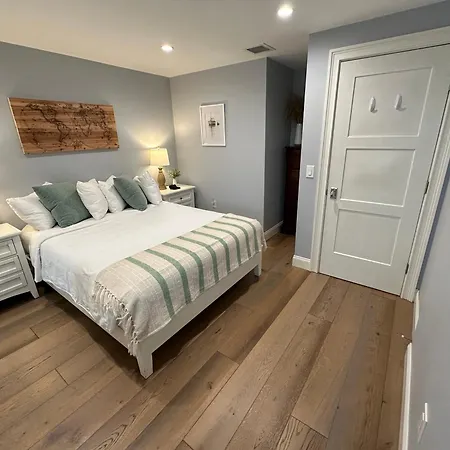 Beautifully Renovated 2 Bed 2 Bath Private Home-2